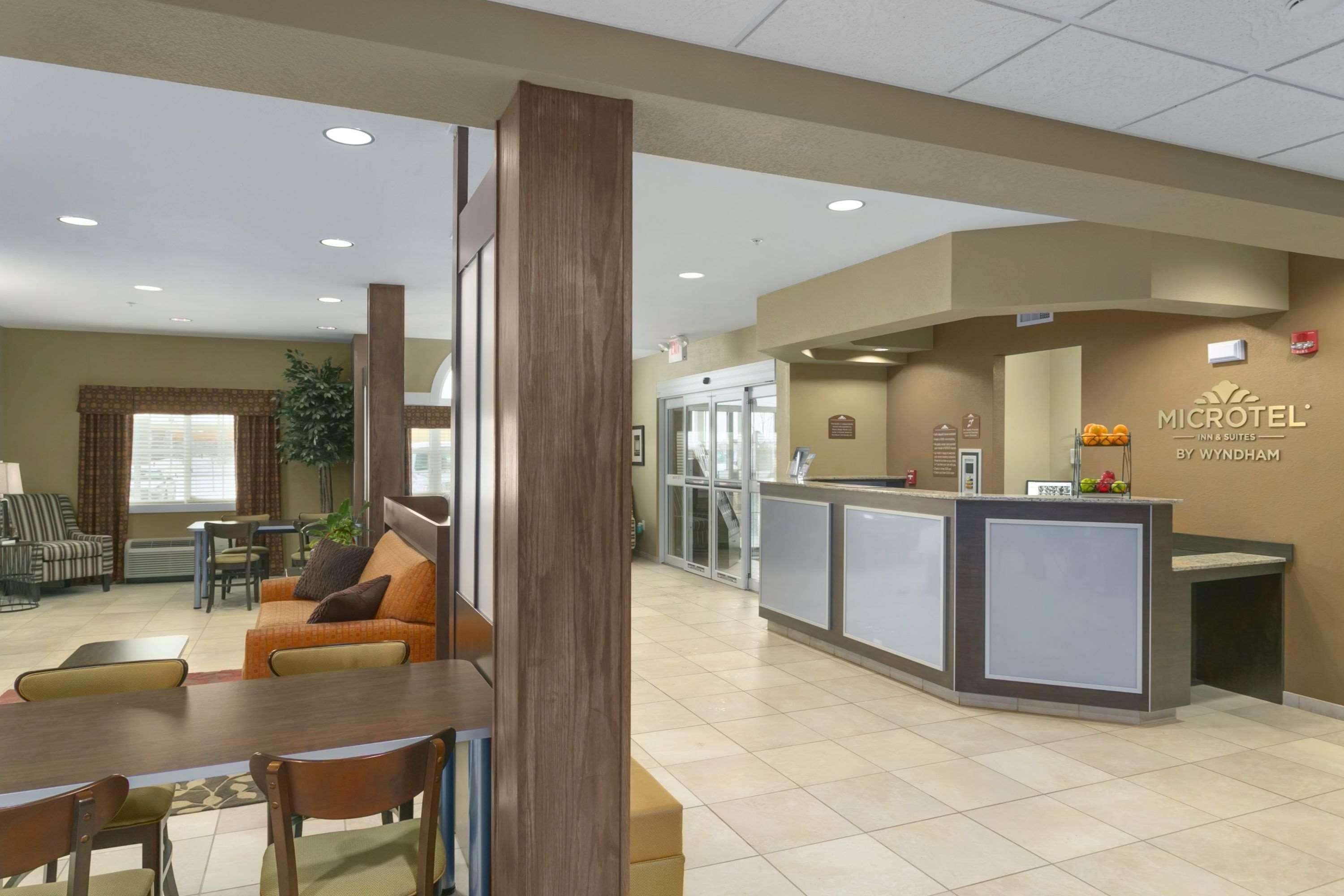 Microtel Inn & Suites By Wyndham Минот Экстерьер фото